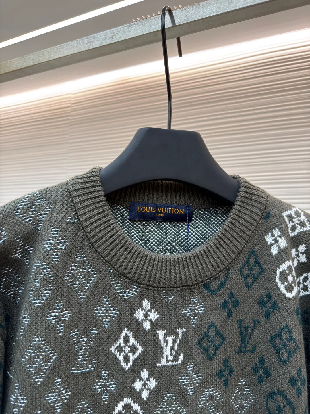 LOUIS VUITTON all-over printed jacquard round neck knitted pullover ●Original version: Purchased and developed by 16360 ●Item number: 1681670-B35 ●Fabric: 100% cotton ●Technology: knitted ●Color: dark green ●Version: Fitted version ●Weight: about 740g ●Size: S-M-L-XL ●Description: This sweater is made of high-quality wool blended fabric, which is soft to the touch and has excellent warmth retention. The overall design adopts a round neck, and the collar, cuffs and hem are all ribbed, with moderate elasticity, comfortable to wear and not easy to deform. The main part uses jacquard technology, and the pattern is composed of the brand's iconic letters and geometric figures. The colors are distinct and the three-dimensional effect is strong. Multi-colored yarns are interwoven during the jacquard process to ensure clear patterns and long-lasting washability. The knitting density is uniform and the number of stitches per inch is precisely controlled to ensure the stiffness and breathability of the clothing. The splicing of the shoulders and sleeves adopts seamless technology, with smooth and natural lines without excess threads. The overall workmanship is fine, and every stitch is even and neat, reflecting the high-quality production process. The overall wiring is straight and delicate, the fabric is comfortable and soft, and the color is consistent without color difference. It can be matched with the same style to create a fashionable look and control various occasions. Customized accessories, complete with three standards, same style for men and women!
